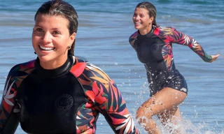 Sofia Richie xinh đẹp rạng ngời, đùa giỡn sóng biển ở Malibu
