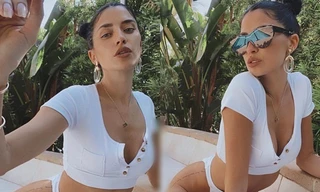 Người đẹp Canada Nicole Williams hở bạo tôn ba vòng 'nảy lửa'