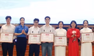 Bắc Giang tuyên dương 14 nhà giáo trẻ tiêu biểu.