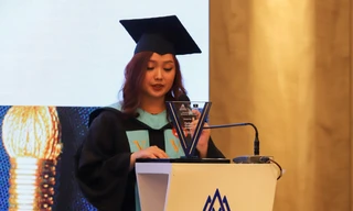 Cô gái ngoại quốc đi học bằng xe bus, tốt nghiệp thủ khoa tại Việt Nam