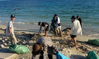 Bạn trẻ chung tay gom rác, làm sạch bờ biển ở đảo Phú Quý