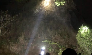 Bốn tiếng thuyết phục, giải cứu thanh niên đu bám trên vách núi