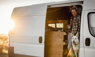 Cô gái 9x rong ruổi khắp nơi trên xe tải cùng cún cưng 