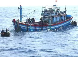 Khánh Hoà: Tàu đánh cá chìm, chưa tìm được 12 thuyền viên