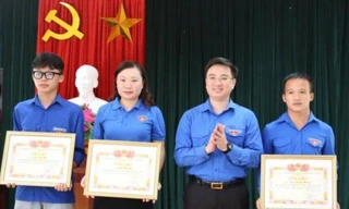 Tặng bằng khen cho nhóm đoàn viên cứu 3 em nhỏ đuối nước