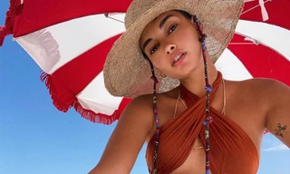 Siêu mẫu Brazil 'giải nhiệt' nắng hè với bikini lạ mắt