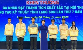 Tặng Bằng khen cho các cá nhân xuất sắc. Ảnh: Duy Chiến 