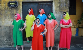 Nhóm bạn diện váy bảy sắc cầu vồng check-in Hội An khiến dân mạng 'phát sốt' 