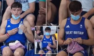 ‘Hot boy nhảy cầu' đan len trên khán đài khiến dân mạng thích thú