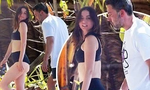 Bond Girl 8x Ana de Armas diện bikini tình tứ bên tài tử hơn 16 tuổi