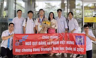 Em Phạm Việt Hưng (thứ tư từ trái sang) giành Huy chương Vàng Olympic Toán học Quốc tế 2022