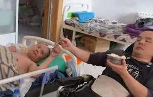 Chàng trai bại liệt chăm cha 62 tuổi bất động tại giường 