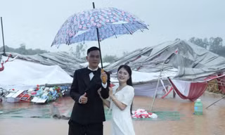 Sập rạp cưới vì lốc xoáy, cô dâu Quảng Trị buồn rơi nước mắt
