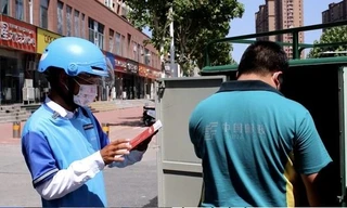 Chàng trai làm shipper ở Trung Quốc nhận tin trúng tuyển thạc sĩ khi đang giao hàng