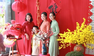 Bạn trẻ rạng rỡ chụp ảnh cùng sắc xuân