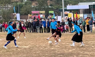 Về Quảng Ninh xem các 'bóng hồng' diện váy đá bóng