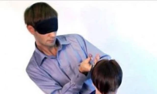 Bịt mắt cắt tóc