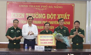 Ông Trần Văn Miên, Phó CT UBND TP Đà Nẵng trao thưởng cho Phòng phòng chống tội phạm và ma túy (Bộ đội Biên phòng Đà Nẵng)