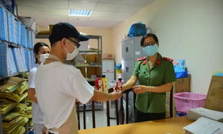 Mới khai trương 2 tuần đã phải tạm nghỉ để phòng, chống dịch COVID -19, tuy nhiên, chủ quán Voọc Fruit vẫn ủng hộ 3000 chai nước ép cho các y bác sĩ tuyến đầu chống dịch