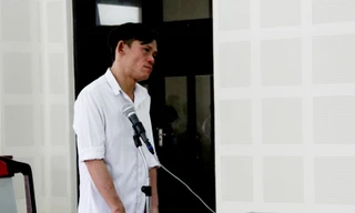 Bị cáo Quách Thanh Hải tại phiên tòa sơ thẩm sáng 27/3. Dù được cho tại ngoại để điều trị HIV, bị cáo vẫn tiếp tục buôn bán ma túy trái phép