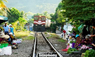 Bất chấp nguy hiểm, người dân vô tư họp chợ trên đường sắt