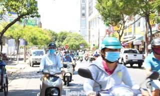 Dân bịt kín khẩu trang, hàng quán treo biển bán mang về