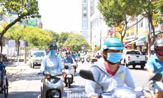Dân bịt kín khẩu trang, hàng quán treo biển bán mang về