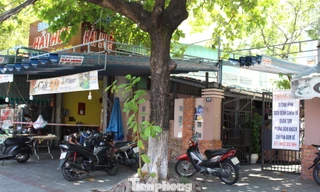 Từ 13h hôm nay (30/7), các cửa hàng kinh doanh ăn uống tại Đà Nẵng đều phải tạm dừng hoạt động, kể cả hoạt động bán hàng qua mạng, bán mang về. Ảnh: Giang Thanh