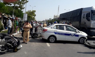 Vụ tai nạn liên hoàn giữa xe taxi, xe tải đầu kéo và 4 xe máy khiến 5 người bị thương