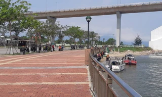 Công an TP Đà Nẵng triển khai lực lượng tìm kiếm thi thể cháu N, ở khu vực dưới chân cầu Thuận Phước - nơi đối tượng Hời khai vứt xác con
