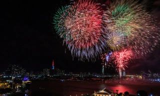 Biển người chờ đón năm mới ở Hồ Gươm, Hà Nội. Ảnh: Mạnh Thắng