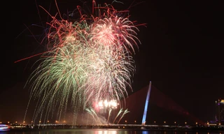 Chiêm ngưỡng màn pháo hoa chào năm mới rực rỡ ở Đà Nẵng. Ảnh: Giang Thanh