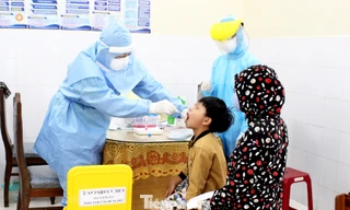 Xem các kíp xét nghiệm COVID-19 'làm hết công suất' lấy mẫu cho người dân Đà Nẵng