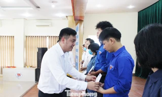 Anh Lê Công Hùng, Phó Bí thư Thành Đoàn Đà Nẵng, Phó Chủ tịch TƯ Hội Sinh viên Việt Nam trao học bổng Tiếp sức đến trường cho các bạn sinh viên. Ảnh: Giang Thanh