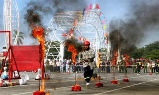 Tại Hội thi thể thao nghiệp vụ phòng cháy, chữa cháy và cứu nạn, cứu hộ (PCCC&CNCH), các chiến sĩ PCCC đã trình diễn những màn vượt chướng ngại vật, triển khai công tác cứu hộ, dập lửa ngoạn mục