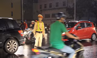 Dòng người đội mưa chờ xem pháo hoa đón năm mới. Ảnh: Giang Thanh