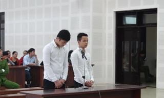 Hai bị cáo Nguyễn Thanh Tín và Trương Minh Tuấn tại tòa