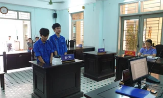 Hai bị cáo Trịnh Công Thức và Nguyễn Sỹ Hùng tại tòa