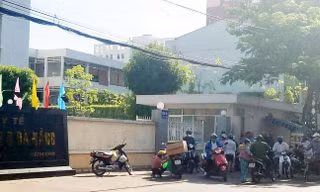Sở Y tế TP Đà Nẵng đã tiến hành cách ly và lấy mẫu xét nghiệm hơn 100 người có tiếp xúc gần với bệnh nhân nghi nhiễm COVID - 19. Bệnh viện C Đà Nẵng tiến hành cách ly tại chỗ. Ảnh: Giang Thanh
