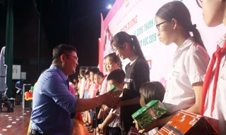 LĐLĐ TP Đà Nẵng tổ chức tuyên dương, khen thưởng, trao học học bổng cho các em học sinh là con công nhân, viên chức, người lao động vượt khó, học giỏi năm học 2019 – 2020