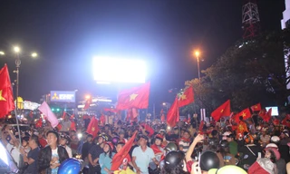 Cầu Rồng tắc nghẽn hàng giờ đồng hồ vì dòng người đi "bão". Ảnh: Giang Thanh