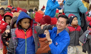 Hàng trăm chiếc áo ấm, các suất học bổng đã được Thành Đoàn, Hội đồng Đội TP Đà Nẵng mang đến với các em khó khăn ở vùng núi khó khăn các tỉnh Quảng Bình, Quảng Trị