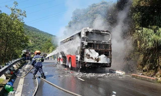 Ô tô chở 29 người nước ngoài cháy trơ khung trên đèo Hải Vân