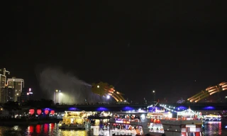 Trong ngày đầu tiên của năm mới, hàng trăm du khách háo hức trải nghiệp miễn phí tour du ngoạn ngắm sông Hàn về đêm độc đáo, ngắm cầu Rồng phun nước, phun lửa ngay trên sông.