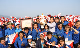 Hoạt động đồng diễn Semaphore tuyên truyền chủ quyền biển đảo xác lập Kỷ lục Việt Nam. Ảnh: Giang Thanh