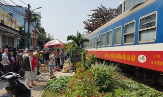 Người phụ nữ điều khiển xe máy băng qua đường ngang dân sinh khi tàu hỏa đang đến. Hậu quả, nạn nhân tử vong tại chỗ