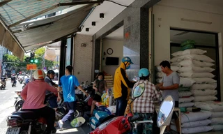 Nghe giãn cách xã hội, dân lại đổ đi tích trữ gạo, mì tôm