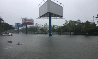 Mưa to xuyên đêm, sân bay Đà Nẵng bị 'bủa vây' trong biển nước