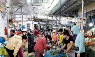 Từ ngày 12/8, người dân Đà Nẵng được phát thẻ đi chợ theo ngày chẵn – ngày lẽ. Mỗi gia đình được phát 5 phiếu đi chợ/15 ngày (cả thẻ ngày chẵn, ngày lẻ), cứ 3 ngày thì đi chợ 1 lần. Ảnh: Giang Thanh