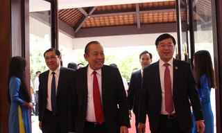 Phó thủ tướng thường trực Trương Hòa Bình, Bí thư thứ nhất TƯ Đoàn Lê Quốc Phong và Chủ tịch UBND TP Đà Nẵng Huỳnh Đức Thơ dự khai mạc Diễn đàn Trí thức trẻ Việt Nam lần thứ nhất. Ảnh: Giang Thanh